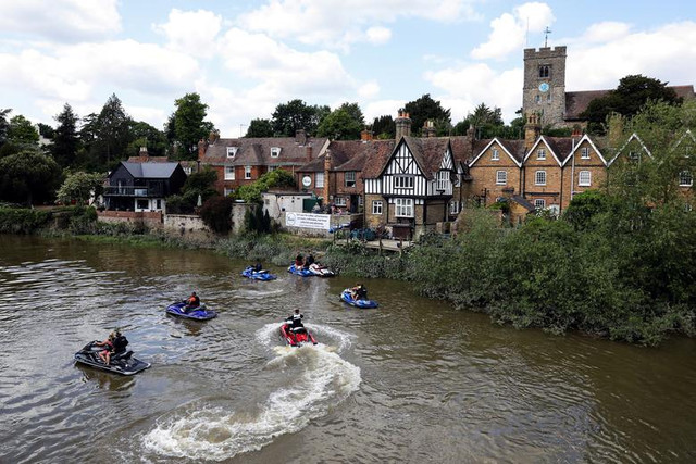 Ám ảnh bên trong vùng dịch COVID-19 bi thảm nhất Châu Âu - Hình 7 Am anh ben trong vung dich COVID-19 bi tham nhat Chau Au-Hinh-7