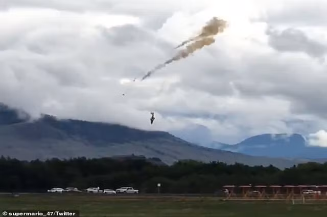 Can canh may bay trinh dien Canada chay ngun ngut, lao xuong nha dan