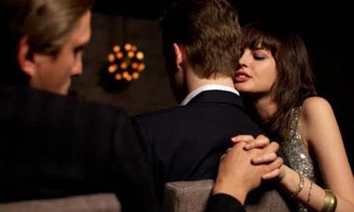 Chồng nhục nhã bắt quả tang vợ và bạn thân trên giường Chong nhuc nha bat qua tang vo va ban than tren giuong