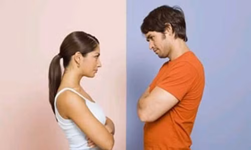 Nhin canh me danh vo dau don, chong kien quyet loi vo ra ngoai o rieng