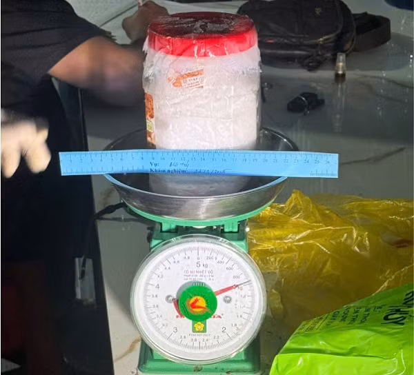 Kien Giang: Bat qua tang doi tuong tang tru gan 1kg ma tuy-Hinh-2
