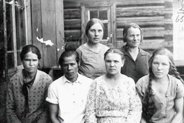 Ảnh hiếm về cuộc sống của nữ thợ mỏ thời Liên Xô Anh hiem ve cuoc song cua nu tho mo thoi Lien Xo