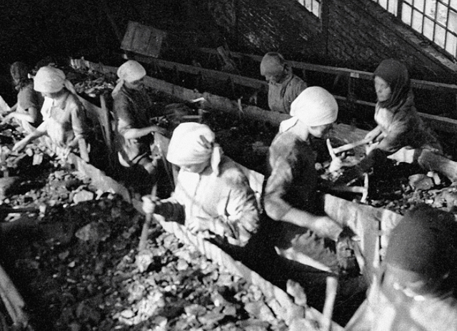 Ảnh hiếm về cuộc sống của nữ thợ mỏ thời Liên Xô - Hình 6 Anh hiem ve cuoc song cua nu tho mo thoi Lien Xo-Hinh-6