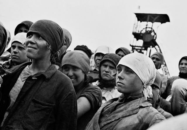 Ảnh hiếm về cuộc sống của nữ thợ mỏ thời Liên Xô - Hình 5 Anh hiem ve cuoc song cua nu tho mo thoi Lien Xo-Hinh-5