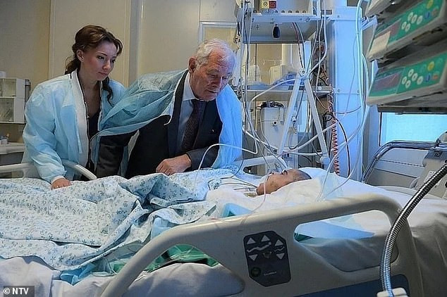 Phẫn nộ cô ruột bạo hành cháu gái như "thời trung cổ" - Hình 4 Phan no co ruot bao hanh chau gai nhu