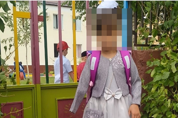 Phẫn nộ cô ruột bạo hành cháu gái như "thời trung cổ" - Hình 6 Phan no co ruot bao hanh chau gai nhu