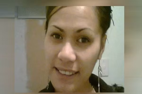 Nguoi phu nu bi sat hai da man truoc mat con giua dem