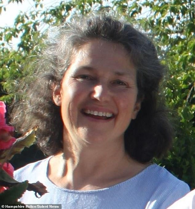 Kinh hoàng con sát hại mẹ rồi gọi điện báo cảnh sát - Hình 2 Kinh hoang con sat hai me roi goi dien bao canh sat-Hinh-2