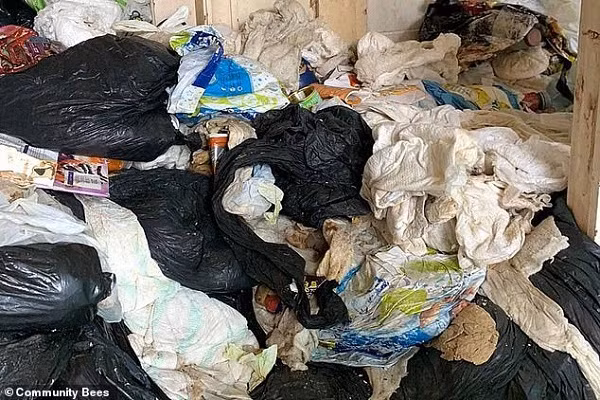 Kinh hoang cu ba song co doc trong ngoi nha chua 27 tan rac