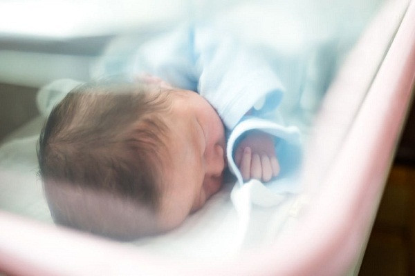 Bé gái 12 tuổi mang thai, lúc sinh con gia đình mới biết Be gai 12 tuoi mang thai, luc sinh con gia dinh moi biet