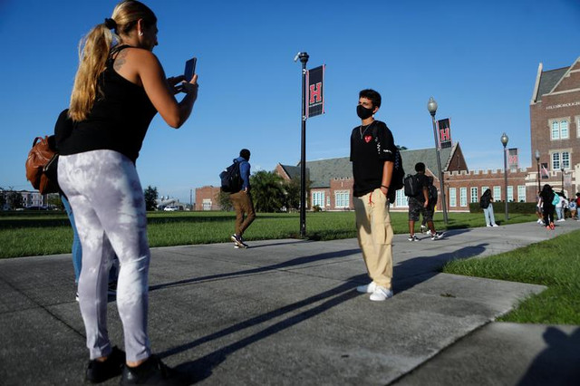 Loạt ảnh học sinh nước Mỹ trở lại trường bất chấp COVID-19 - Hình 4 Loat anh hoc sinh nuoc My tro lai truong bat chap COVID-19-Hinh-4