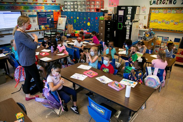 Loạt ảnh học sinh nước Mỹ trở lại trường bất chấp COVID-19 - Hình 10 Loat anh hoc sinh nuoc My tro lai truong bat chap COVID-19-Hinh-10