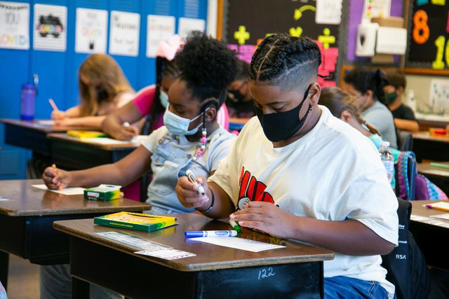 Loạt ảnh học sinh nước Mỹ trở lại trường bất chấp COVID-19 - Hình 9 Loat anh hoc sinh nuoc My tro lai truong bat chap COVID-19-Hinh-9