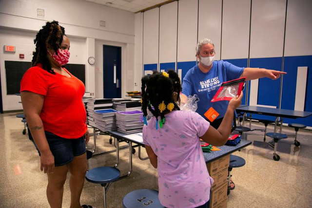 Loạt ảnh học sinh nước Mỹ trở lại trường bất chấp COVID-19 - Hình 11 Loat anh hoc sinh nuoc My tro lai truong bat chap COVID-19-Hinh-11