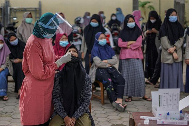 Indonesia vượt mốc hơn 100.000 người tử vong vì COVID-19 - Hình 9 Indonesia vuot moc hon 100.000 nguoi tu vong vi COVID-19-Hinh-9