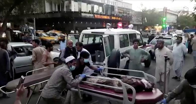 Cận cảnh vụ đánh bom kinh hoàng ở sân bay Kabul - Hình 11 Can canh vu danh bom kinh hoang o san bay Kabul-Hinh-11