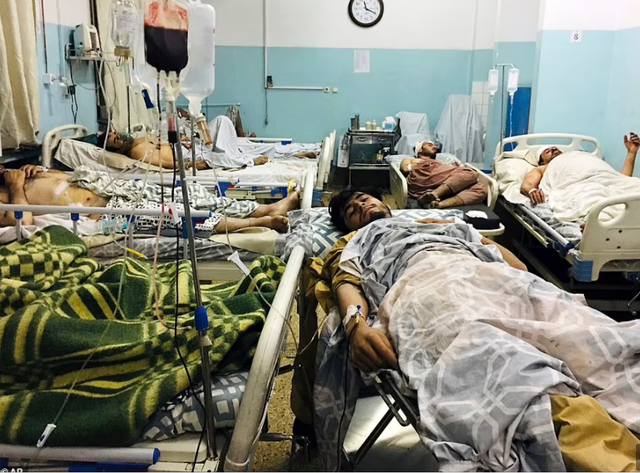 Cận cảnh vụ đánh bom kinh hoàng ở sân bay Kabul - Hình 3 Can canh vu danh bom kinh hoang o san bay Kabul-Hinh-3