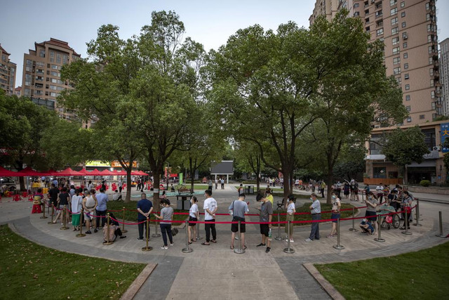 Dịch COVID-19 tái bùng phát ảnh hưởng cuộc sống người dân ở Trung Quốc như nào? - Hình 14 Dich COVID-19 tai bung phat anh huong cuoc song nguoi dan o Trung Quoc nhu nao?-Hinh-14