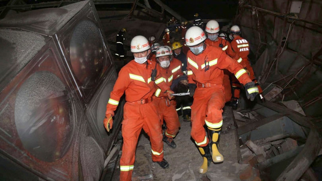 Tan hoang hiện trường sập khách sạn 5 tầng cách ly bệnh nhân COVID-19 - Hình 3 Tan hoang hien truong sap khach san 5 tang cach ly benh nhan COVID-19-Hinh-3
