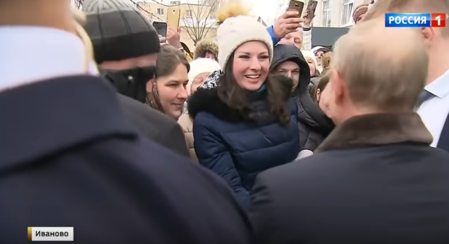 Danh tính cô gái Nga xinh đẹp vừa cầu hôn Tổng thống Putin - Hình 4 Danh tinh co gai Nga xinh dep vua cau hon Tong thong Putin-Hinh-4