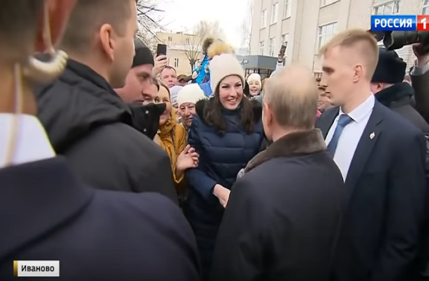 Danh tính cô gái Nga xinh đẹp vừa cầu hôn Tổng thống Putin - Hình 3 Danh tinh co gai Nga xinh dep vua cau hon Tong thong Putin-Hinh-3