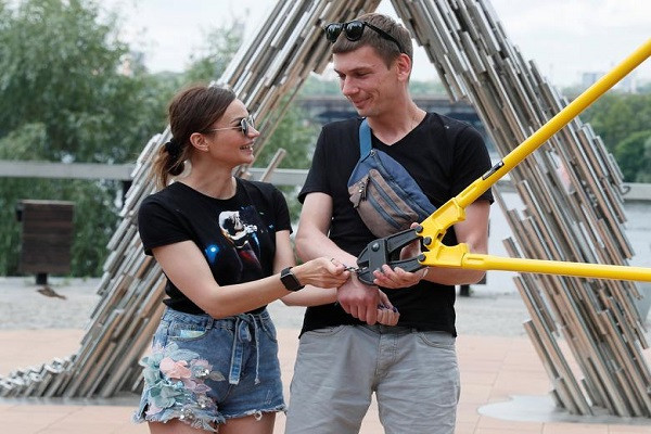 Sau 123 ngày xích tay nhau thử thách tình yêu cặp đôi chia tay - Hình 2 Sau 123 ngay xich tay nhau thu thach tinh yeu cap doi chia tay-Hinh-2