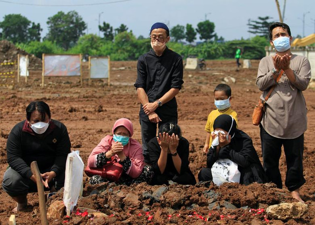 Cảnh tượng đau lòng tại nghĩa trang ở Indonesia giữa đại dịch COVID-19 - Hình 3 Canh tuong dau long tai nghia trang o Indonesia giua dai dich COVID-19-Hinh-3