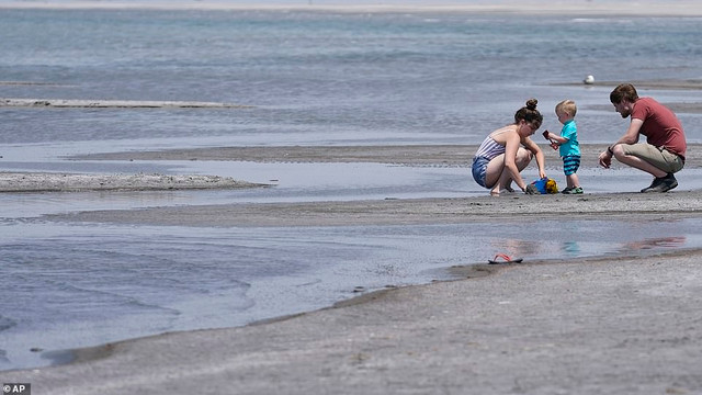 Cận cảnh cuộc sống trong đợt nắng nóng kỷ lục ở nước Mỹ - Hình 13 Can canh cuoc song trong dot nang nong ky luc o nuoc My-Hinh-13