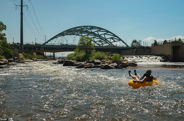 Cận cảnh cuộc sống trong đợt nắng nóng kỷ lục ở nước Mỹ Can canh cuoc song trong dot nang nong ky luc o nuoc My