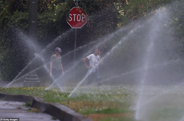 Cận cảnh cuộc sống trong đợt nắng nóng kỷ lục ở nước Mỹ - Hình 11 Can canh cuoc song trong dot nang nong ky luc o nuoc My-Hinh-11