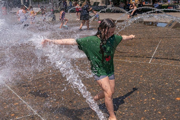 Nguoi dan My giai nhiet nhu nao giua nang nong ky luc?-Hinh-3