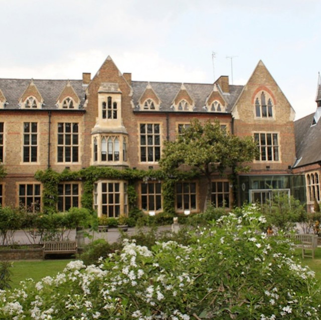 Cận cảnh nhan sắc của bạn gái tân Thủ tướng Anh - Hình 3 Can canh nhan sac cua ban gai tan Thu tuong Anh-Hinh-3