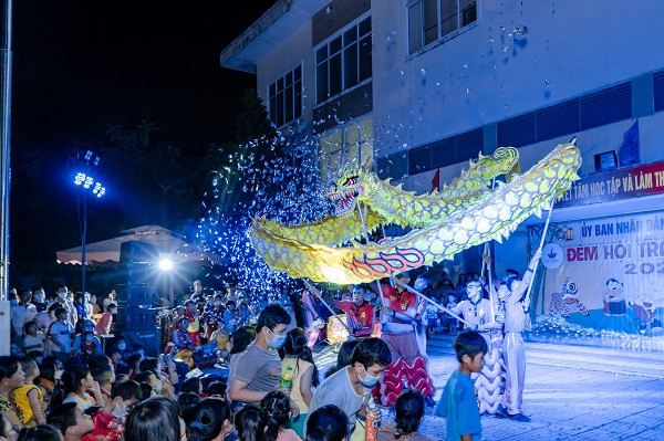 Mang Trung thu đến với hàng trăm trẻ em có hoàn cảnh khó khăn Mang Trung thu den voi hang tram tre em co hoan canh kho khan