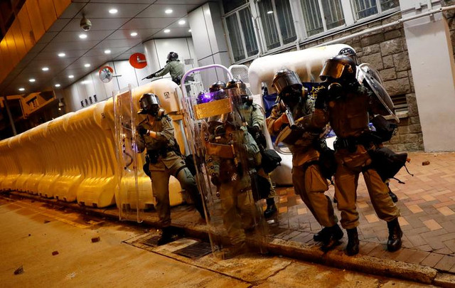 Hong Kong vẫn chìm trong khói lửa dù rút dự luật dẫn độ - Hình 2 Hong Kong van chim trong khoi lua du rut du luat dan do-Hinh-2