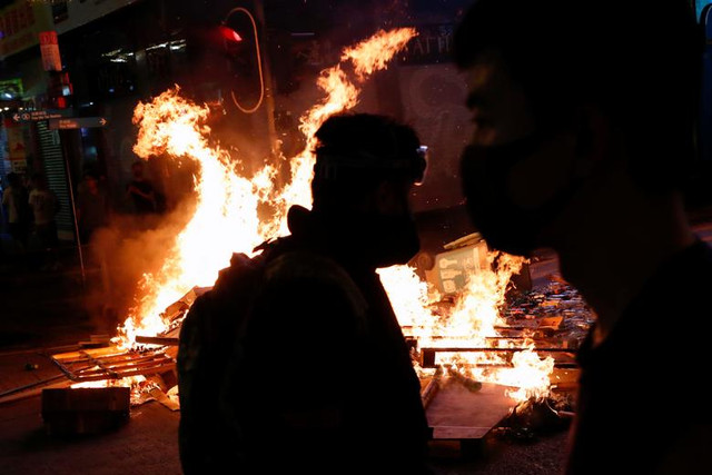 Hong Kong vẫn chìm trong khói lửa dù rút dự luật dẫn độ - Hình 7 Hong Kong van chim trong khoi lua du rut du luat dan do-Hinh-7