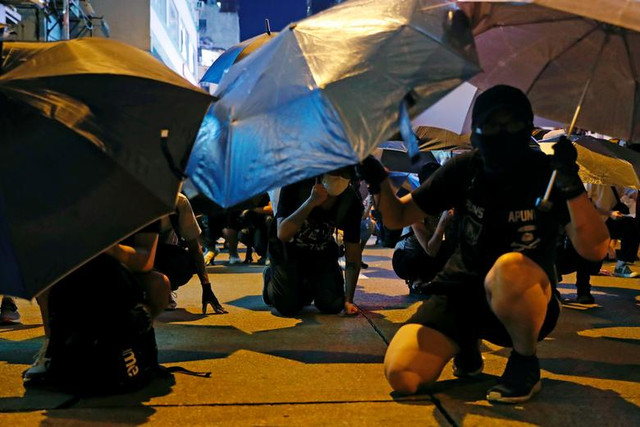Hong Kong vẫn chìm trong khói lửa dù rút dự luật dẫn độ Hong Kong van chim trong khoi lua du rut du luat dan do