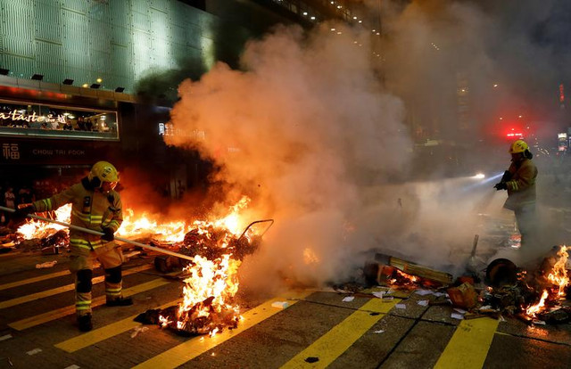 Hong Kong vẫn chìm trong khói lửa dù rút dự luật dẫn độ - Hình 8 Hong Kong van chim trong khoi lua du rut du luat dan do-Hinh-8