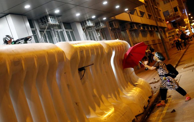 Hong Kong vẫn chìm trong khói lửa dù rút dự luật dẫn độ - Hình 11 Hong Kong van chim trong khoi lua du rut du luat dan do-Hinh-11