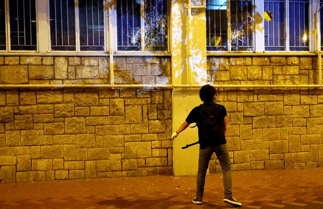 Hong Kong vẫn chìm trong khói lửa dù rút dự luật dẫn độ - Hình 4 Hong Kong van chim trong khoi lua du rut du luat dan do-Hinh-4