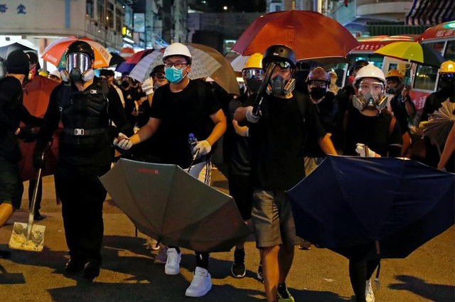 Hong Kong vẫn chìm trong khói lửa dù rút dự luật dẫn độ - Hình 6 Hong Kong van chim trong khoi lua du rut du luat dan do-Hinh-6