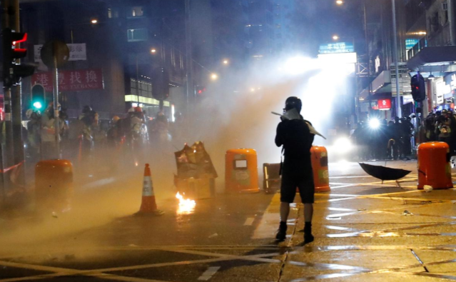 Hình ảnh Hong Kong chìm trong hơi cay mù mịt vì biểu tình - Hình 7 Hinh anh Hong Kong chim trong hoi cay mu mit vi bieu tinh-Hinh-7