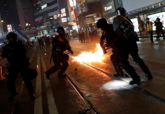 Hình ảnh Hong Kong chìm trong hơi cay mù mịt vì biểu tình - Hình 6 Hinh anh Hong Kong chim trong hoi cay mu mit vi bieu tinh-Hinh-6