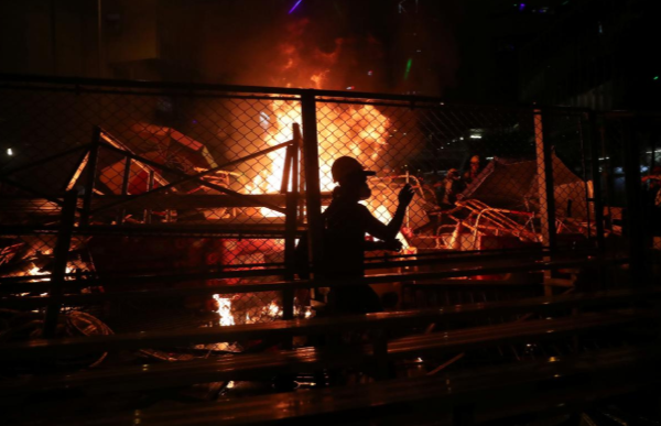 Hình ảnh Hong Kong chìm trong hơi cay mù mịt vì biểu tình - Hình 8 Hinh anh Hong Kong chim trong hoi cay mu mit vi bieu tinh-Hinh-8