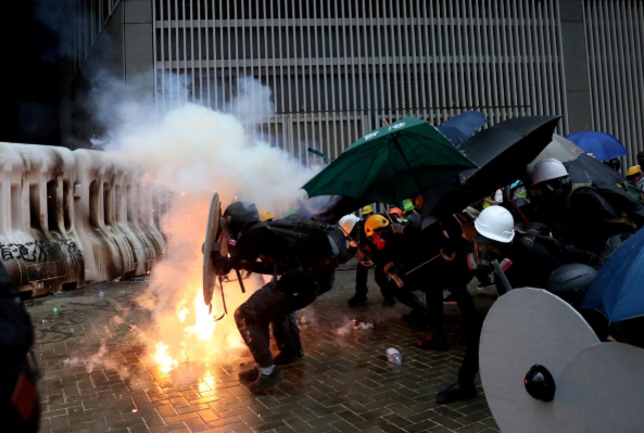 Hình ảnh Hong Kong chìm trong hơi cay mù mịt vì biểu tình - Hình 2 Hinh anh Hong Kong chim trong hoi cay mu mit vi bieu tinh-Hinh-2