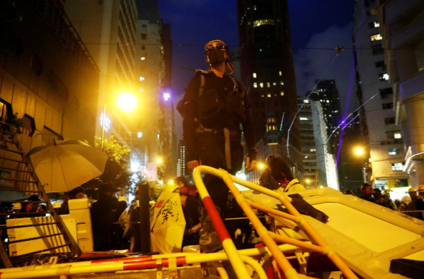 Hình ảnh Hong Kong chìm trong hơi cay mù mịt vì biểu tình - Hình 9 Hinh anh Hong Kong chim trong hoi cay mu mit vi bieu tinh-Hinh-9