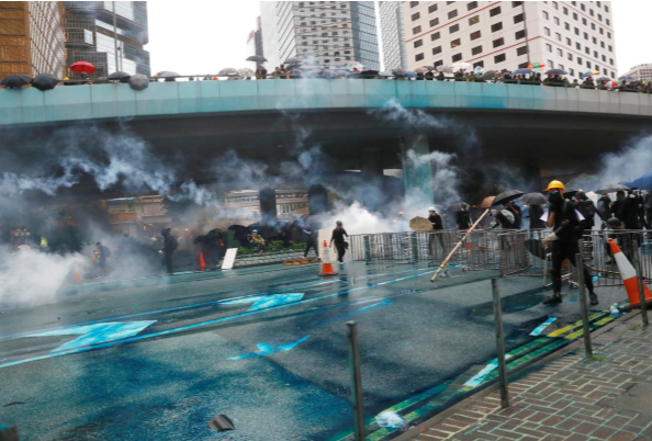 Hình ảnh Hong Kong chìm trong hơi cay mù mịt vì biểu tình - Hình 3 Hinh anh Hong Kong chim trong hoi cay mu mit vi bieu tinh-Hinh-3