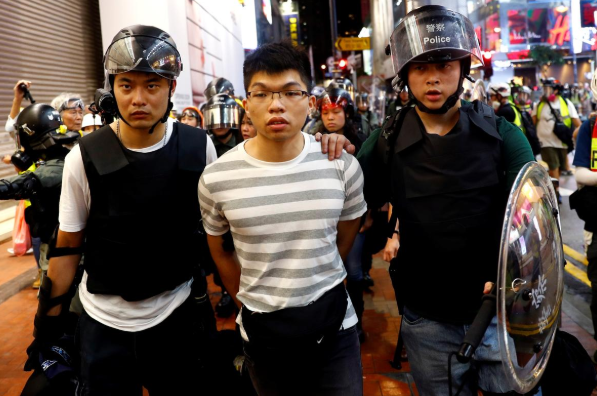 Hình ảnh Hong Kong chìm trong hơi cay mù mịt vì biểu tình - Hình 11 Hinh anh Hong Kong chim trong hoi cay mu mit vi bieu tinh-Hinh-11