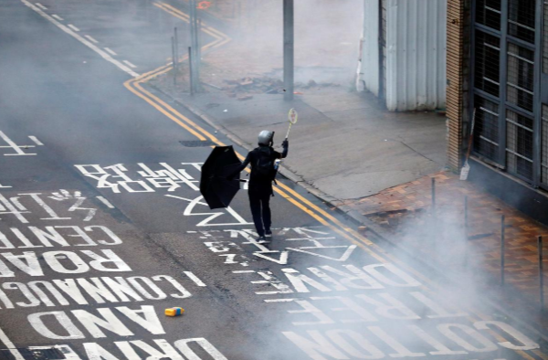 Hình ảnh Hong Kong chìm trong hơi cay mù mịt vì biểu tình - Hình 5 Hinh anh Hong Kong chim trong hoi cay mu mit vi bieu tinh-Hinh-5