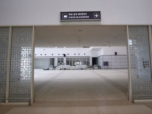 Ve xac xo cua loat san bay bo hoang tren the gioi-Hinh-4