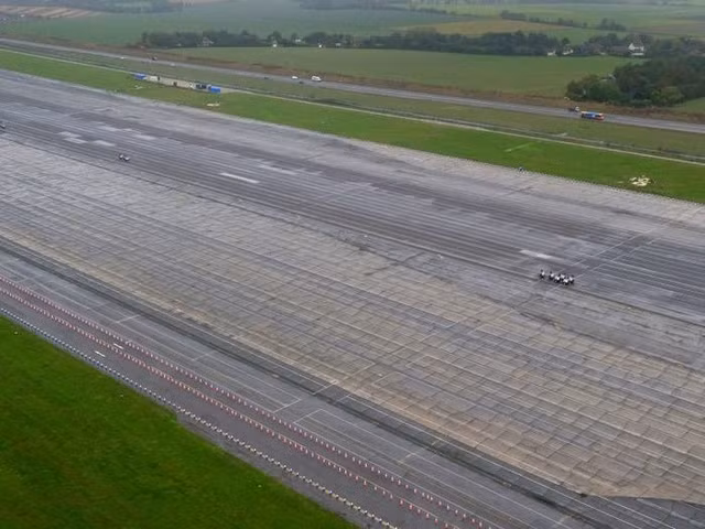 Ve xac xo cua loat san bay bo hoang tren the gioi-Hinh-10